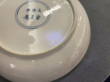 Een Chinees famille rose eierschaal bord met turquoise fondkleur, Yongzheng merk en periode