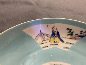 Een Chinees famille rose eierschaal bord met turquoise fondkleur, Yongzheng merk en periode