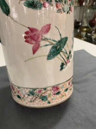 Un vase de forme rouleau en porcelaine de Chine famille rose &agrave; d&eacute;cor de papillons et de grues, 19&egrave;me