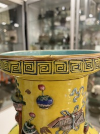 Een Chinese famille rose rouleau vaas met reli&euml;fdecor van antiquiteiten op gele fondkleur, 19e eeuw