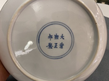 Een Chinees famille rose eierschaal bord met turquoise fondkleur, Yongzheng merk en periode