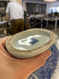 Un vase de forme 'baoyueping' en porcelaine de Chine en bleu et blanc &agrave; d&eacute;cor de dragons, R&eacute;publique