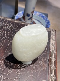 Une tabati&egrave;re en jade blanche &agrave; d&eacute;cor des 'Huit chevaux de Mu Wang', 18/19&egrave;me