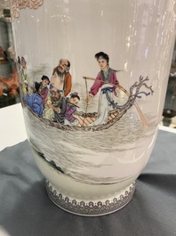 Een Chinese famille rose 'onsterfelijken' vaas en een pot met figuren in een tuin, Qianlong merk, Republiek