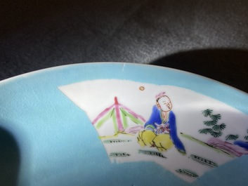 Een Chinees famille rose eierschaal bord met turquoise fondkleur, Yongzheng merk en periode