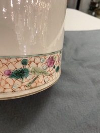 Un vase de forme rouleau en porcelaine de Chine famille rose &agrave; d&eacute;cor de papillons et de grues, 19&egrave;me