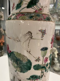 Un vase de forme rouleau en porcelaine de Chine famille rose &agrave; d&eacute;cor de papillons et de grues, 19&egrave;me