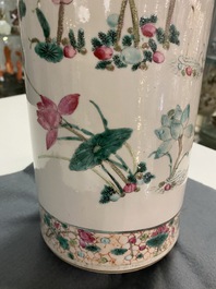 Un vase de forme rouleau en porcelaine de Chine famille rose &agrave; d&eacute;cor de papillons et de grues, 19&egrave;me