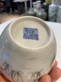 Un vase de forme globulaire en porcelaine de Chine famille rose, marque de Daoguang, R&eacute;publique