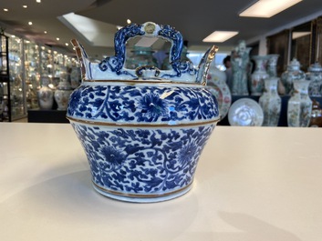 A Chinese blue and white lime pot for the Vietnamese market, Kangxi