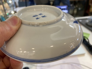 Une collection de bols de type 'gaiwan' et soucoupes en porcelaine de Chine en bleu et blanc, marque de Kangxi, 19&egrave;me