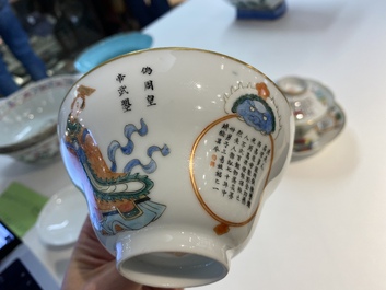 Een paar Chinese famille rose 'Wu Shuang Pu' dekselkoppen en schotels, Daoguang merk en periode