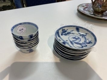 Zeven Chinese blauw-witte koppen en schotels, Kangxi