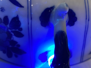 Une &eacute;cuelle couverte en porcelaine de Chine en bleu et blanc, Kangxi