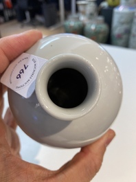 Un vase de forme globulaire en porcelaine de Chine famille rose, marque de Daoguang, R&eacute;publique