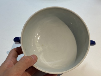 Une &eacute;cuelle couverte en porcelaine de Chine en bleu et blanc, Kangxi