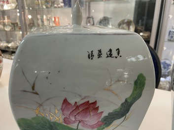 Een paar Chinese qianjiang cai dekselpotten, gesign. Song Yue Xuan en gedat. 1912