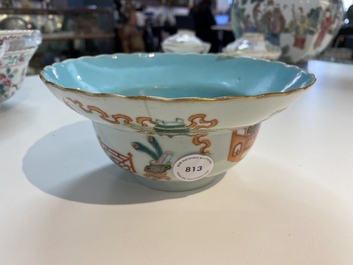 Un bol en porcelaine de Chine &agrave; d&eacute;cor 'bajixiang', marque et &eacute;poque de Jiaqing