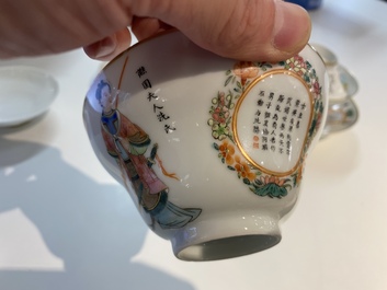 Een paar Chinese famille rose 'Wu Shuang Pu' dekselkoppen en schotels, Daoguang merk en periode