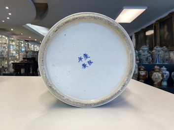 Une paire de vases couverts en porcelaine de Chine famille verte et un aquarium, 19&egrave;me