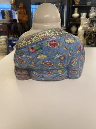 Une figure de Bouddha en porcelaine de Chine famille rose, marque Xue Chang Sen Zuo, R&eacute;publique