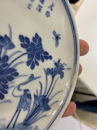 Une collection de bols de type 'gaiwan' et soucoupes en porcelaine de Chine en bleu et blanc, marque de Kangxi, 19&egrave;me