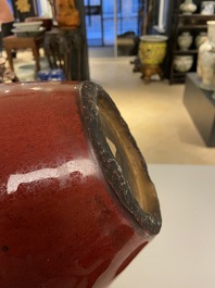 Un vase couvert en porcelaine de Chine monochrome sang de boeuf, 19&egrave;me