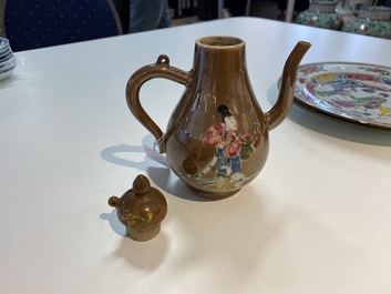 Une paire d'assiettes et une verseuse couverte en porcelaine de Chine famille rose, Yongzheng
