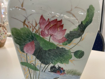 Een paar Chinese qianjiang cai dekselpotten, gesign. Song Yue Xuan en gedat. 1912