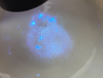Une &eacute;cuelle couverte en porcelaine de Chine en bleu et blanc, Kangxi