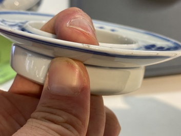 Une collection de bols de type 'gaiwan' et soucoupes en porcelaine de Chine en bleu et blanc, marque de Kangxi, 19&egrave;me