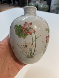 Un vase de forme globulaire en porcelaine de Chine famille rose, marque de Daoguang, R&eacute;publique