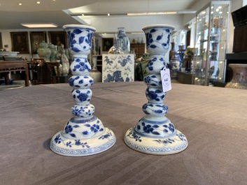 Een paar Chinese blauw-witte kandelaars, Kangxi