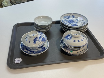 Une collection de bols de type 'gaiwan' et soucoupes en porcelaine de Chine en bleu et blanc, marque de Kangxi, 19&egrave;me