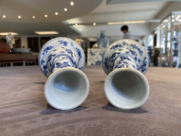 Een paar Chinese blauw-witte kandelaars, Kangxi