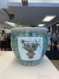 Une paire de vases couverts en porcelaine de Chine famille verte et un aquarium, 19&egrave;me