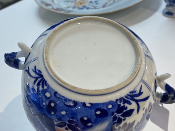 Une &eacute;cuelle couverte en porcelaine de Chine en bleu et blanc, Kangxi