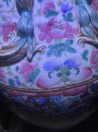 A large Chinese famille rose 'battle scene' vase, 19th C.