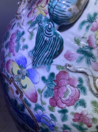A large Chinese famille rose 'battle scene' vase, 19th C.