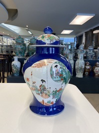Une paire de vases couverts en porcelaine de Chine famille verte et un aquarium, 19&egrave;me