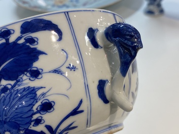Une &eacute;cuelle couverte en porcelaine de Chine en bleu et blanc, Kangxi