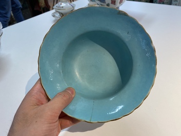 Un bol en porcelaine de Chine &agrave; d&eacute;cor 'bajixiang', marque et &eacute;poque de Jiaqing