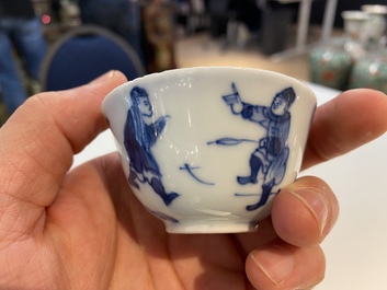 Zeven Chinese blauw-witte koppen en schotels, Kangxi