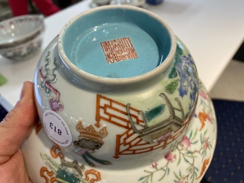 Un bol en porcelaine de Chine &agrave; d&eacute;cor 'bajixiang', marque et &eacute;poque de Jiaqing