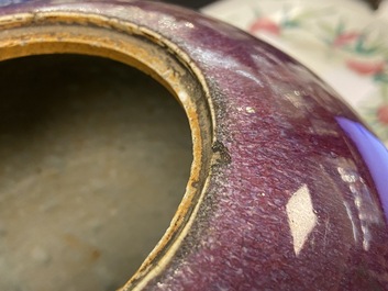 Un vase couvert en porcelaine de Chine monochrome sang de boeuf, 19&egrave;me