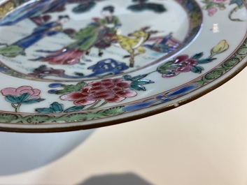 Une paire d'assiettes et une verseuse couverte en porcelaine de Chine famille rose, Yongzheng