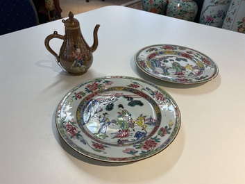Une paire d'assiettes et une verseuse couverte en porcelaine de Chine famille rose, Yongzheng