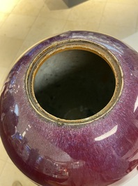 Un vase couvert en porcelaine de Chine monochrome sang de boeuf, 19&egrave;me