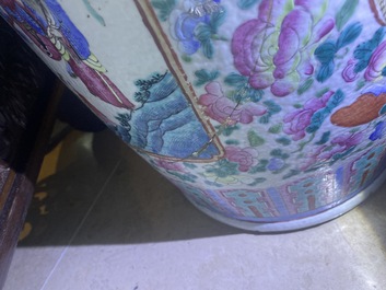 A large Chinese famille rose 'battle scene' vase, 19th C.