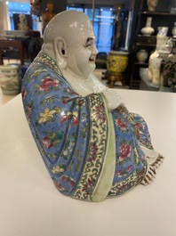 Une figure de Bouddha en porcelaine de Chine famille rose, marque Xue Chang Sen Zuo, R&eacute;publique